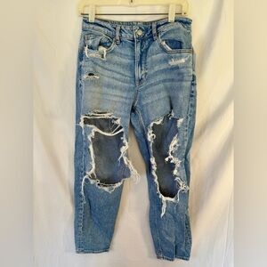American Eagle Mom Jeans Light Wash Destroyed Size 6 SHORT